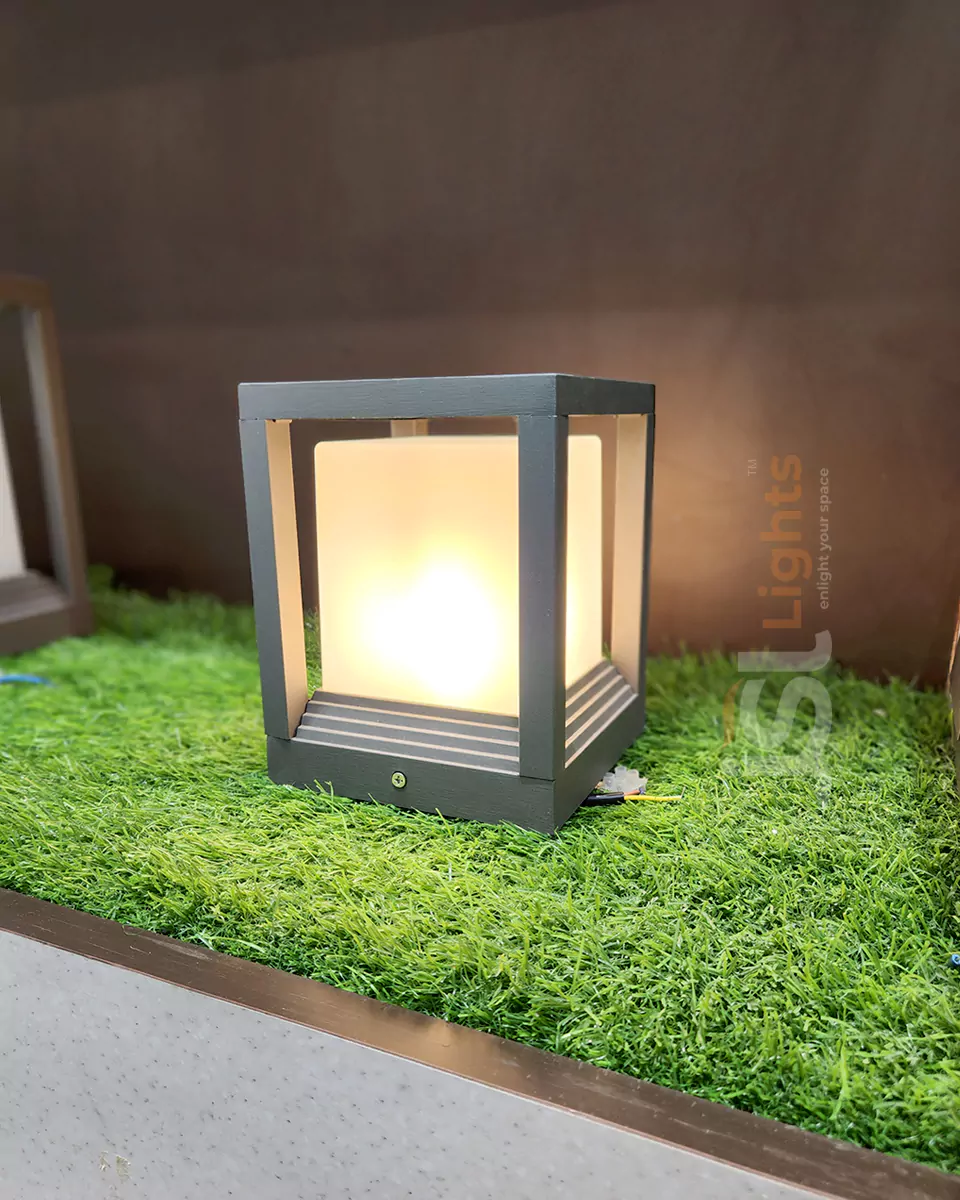 Square Outdoor LED Gate Light 3001 Small 7IN Pillar Post Light with B22 Holder Aluminium Body and PC Diffuser IP65